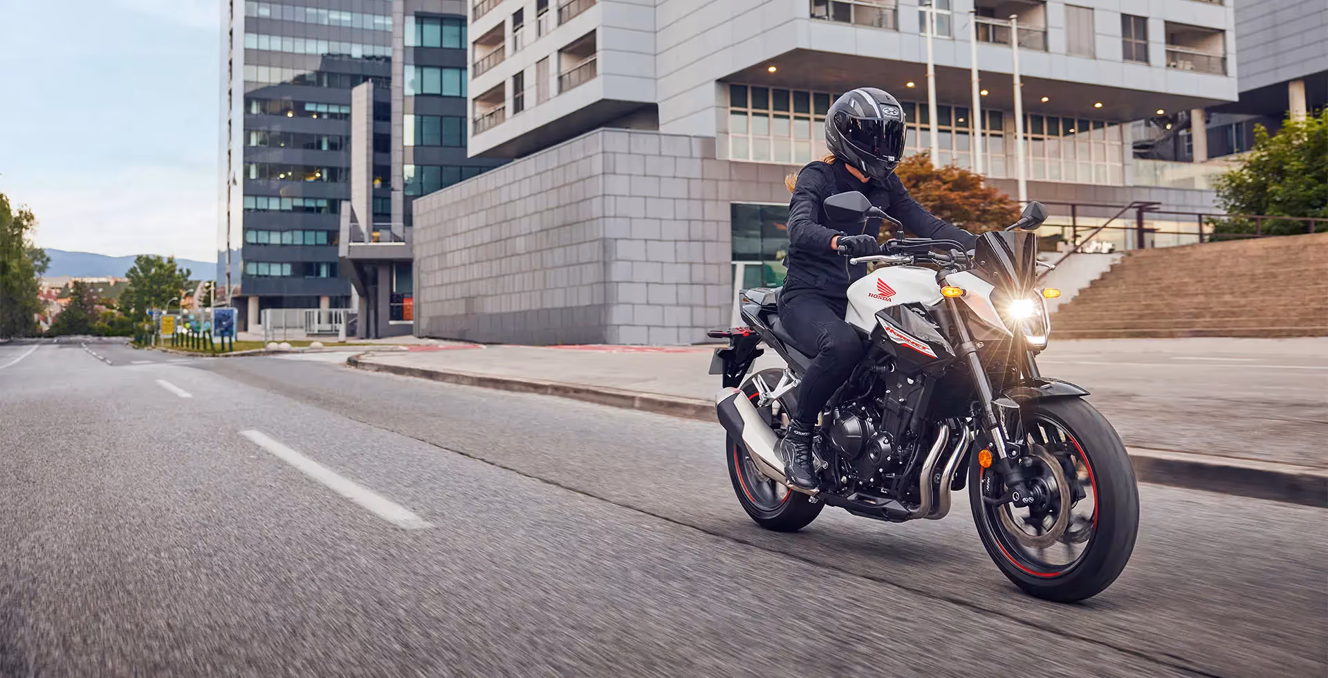 Hornet 500 em ambiente externo, destaque para a dianteira