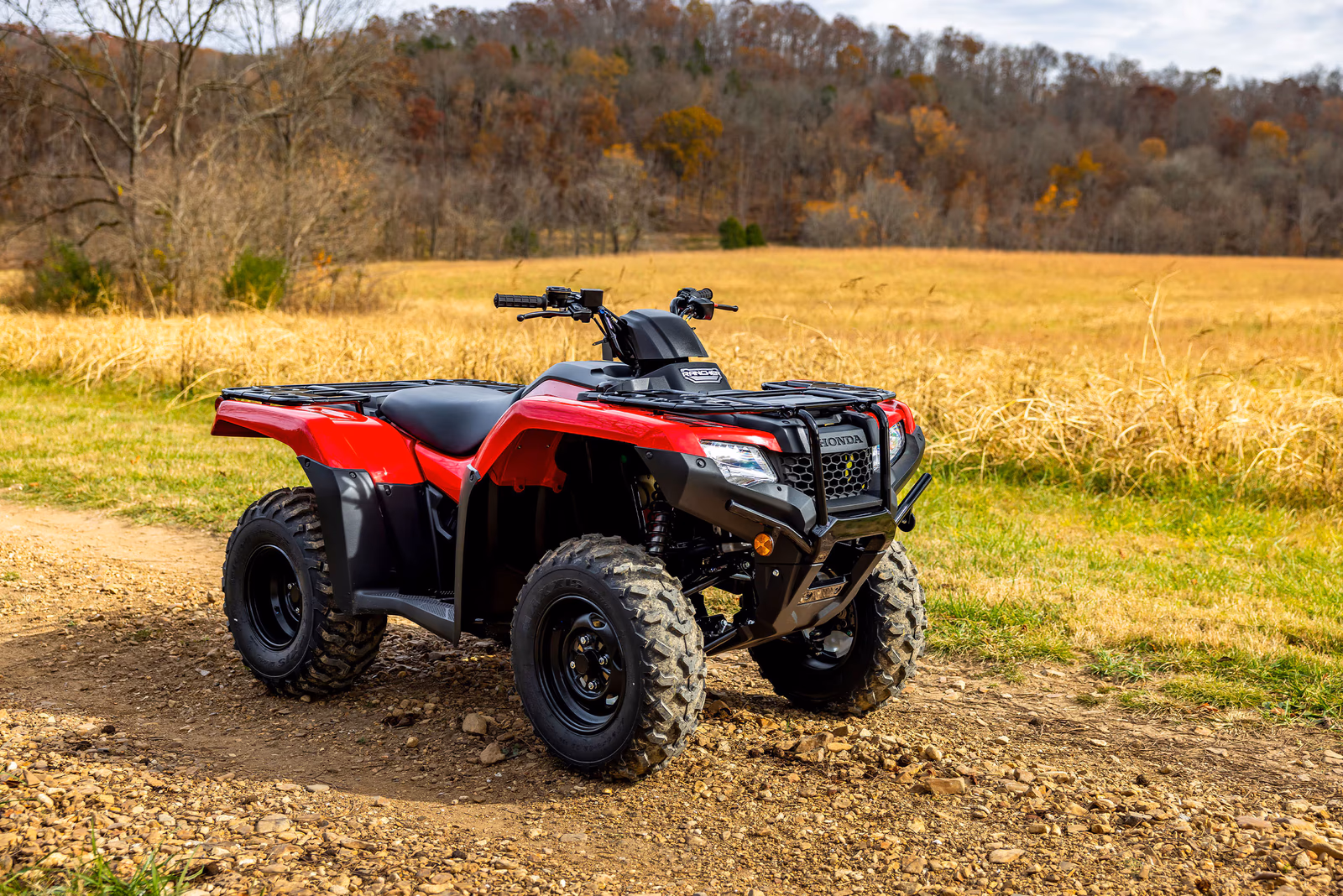 Detalhe do TRX 420 FourTrax em ação no campo - 2 de 10