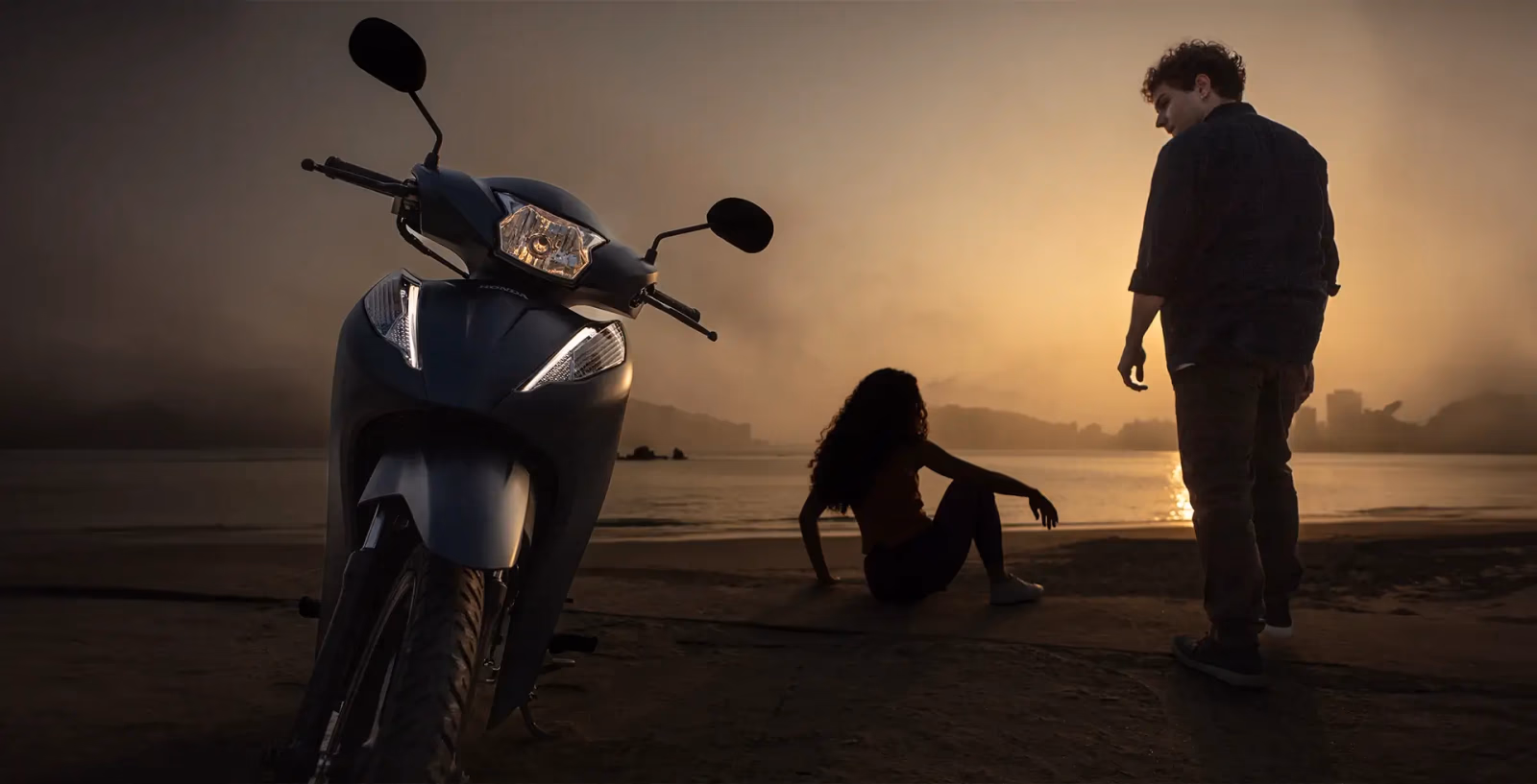 Honda Biz 125 detalhe em ambiente externo - 2 de 32