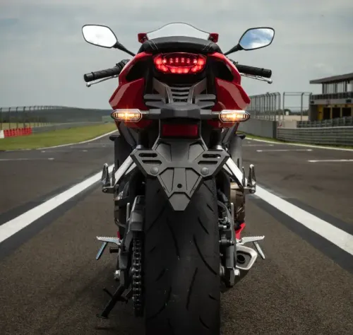 Painel da CBR 650R indicando alerta de frenagem