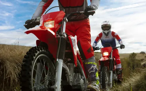 Detalhe da suspensão da CRF 300F em uso na trilha