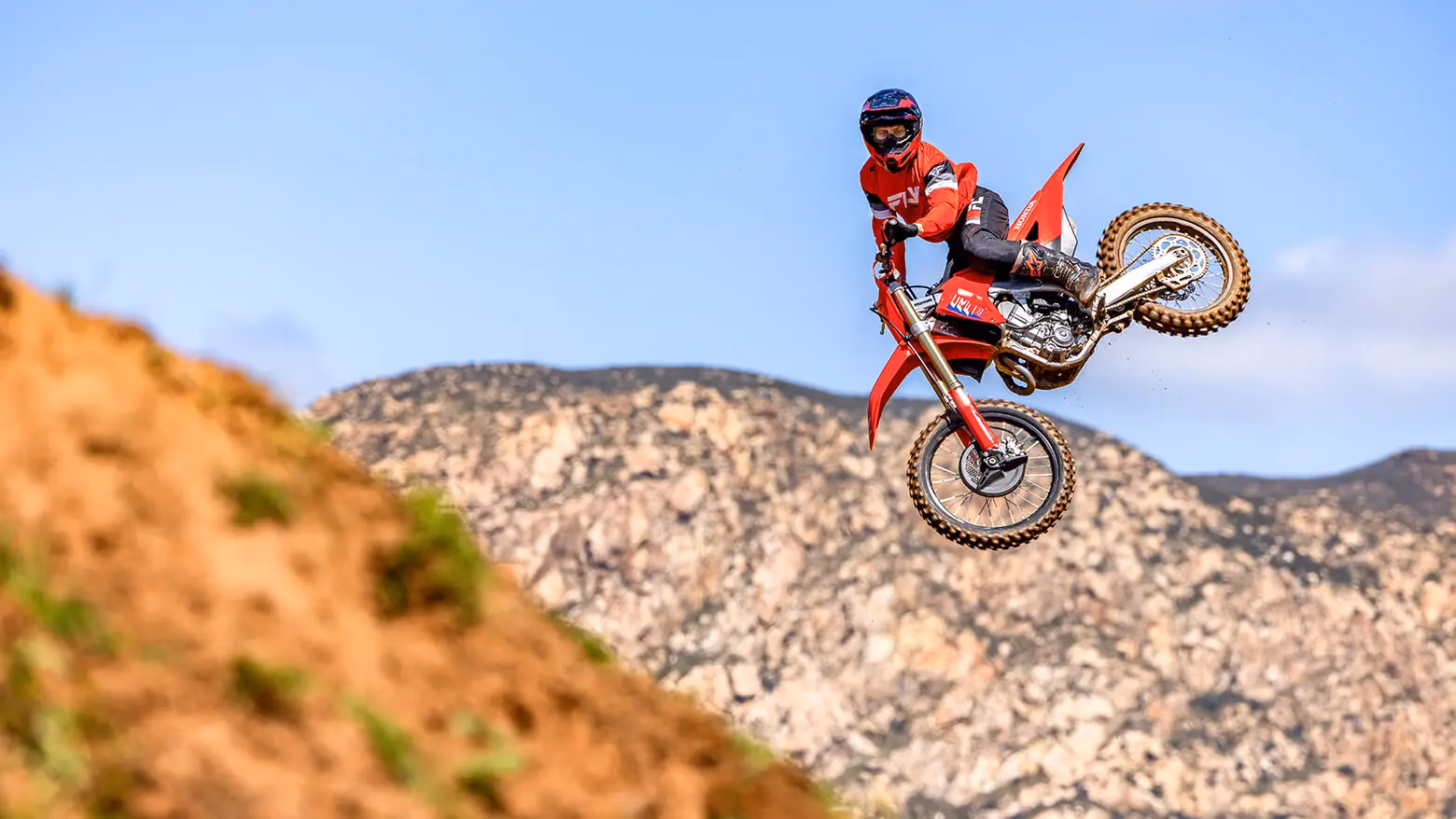 Piloto acelerando a Honda CRF 450R em competição - 8 de 12