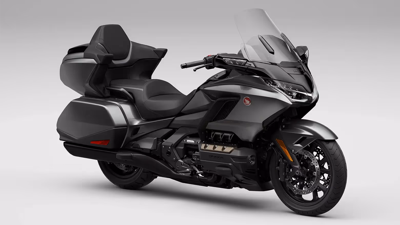 GL 1800 Gold Wing Tour na cor cinza, vista lateral