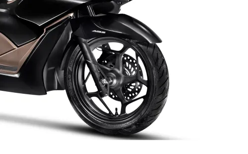 Detalhe da roda dianteira e pneu PCX