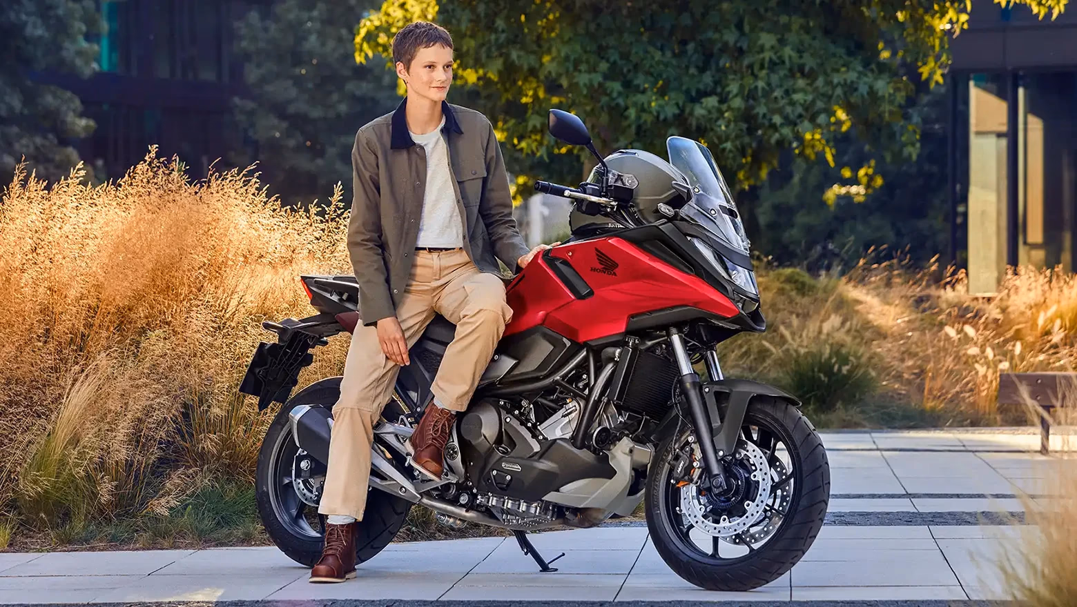 Mulher apoiada na NC 750X - 4 de 6